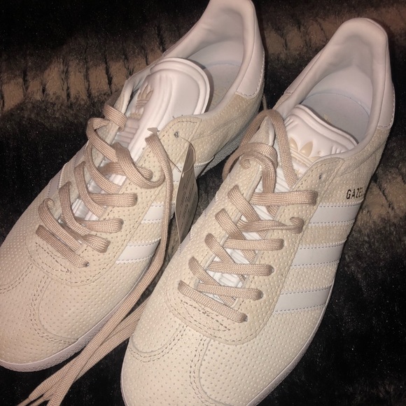 adidas Shoes - Adidas gazelles cream color women shoes